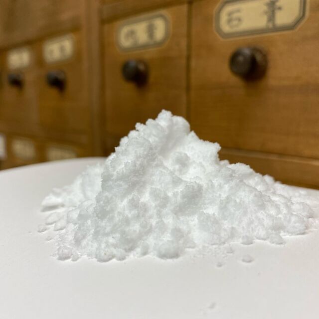 【生命泉 -ayur bath- の構成生薬の説明】
〜竜脳〜  最後の生薬紹介はリュウノウです。
お塩ではありません。
フタバガキ科リュウノウコウの樹脂などを加工したもので、幹内の空隙に純粋な結晶状で発見される蝋白色の芳香物質になります。  竜脳は価格が非常に高価なため、使用するかどうか非常に悩みましたがサンプルを使われた秋定先生のパワーが違うという一言で採用が決まりました(๑˃̵ᴗ˂̵) 生命泉を使用された方から「墨の香りがする」という感想をいただくことがございます。
墨を固める際に膠を使用するのですが、膠の匂いを消すために竜脳は使用されているのです。そのため生命泉は墨のような香りがするのですね。
このスッキリとした清涼感のある香りが、書に向かう方の気持ちを落ち着けているのかもしれません。  また竜脳は楊貴妃が身に付けていた香りとしても有名です。 「繊細で気品のある香り」と言う言葉が最も似合う生薬が竜脳になります。  ご購入は
https://www.enishilanka.com
または
https://www.s-kouseidou.jp/product/ayurbath/  #ENISHI
#下田康生堂
#生命泉
#アーユルヴェーダ
#中薬
#中药
#成田山
#漢方薬局
#竜脳
#生理痛
#不妊症
#漢方
#足湯