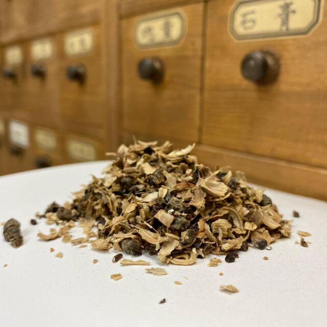 【生命泉 -ayur bath- の構成生薬の説明】
〜白豆蒄〜
ビャクズクと読みます。  白豆蔲もややこしい生薬でして
似たような生薬に小豆蔲（ショウズク）と言うものがあります。  香辛料として使用されるのは小豆蔲の方で有名なカルダモンがそうです。  白豆蔲もカルダモンと同じような非常に良い香りがします。
その良い香りからインドやサウジアラビアでは媚薬として利用されていたそうです。  漢方薬では芳香化湿薬に分類され、胃腸の緊張をほぐし、消化を促す働きがあります。
実際、生命泉を作っているとその香りでお腹が空いてくるほどです(๑･̑◡･̑๑)
また気の流れを良く働きもあるのでストレス過多などにも非常に良い働きをしてくれる生薬になります。  漢方薬では香砂養胃湯や三仁湯などに含まれております。  ご購入は
https://www.enishilanka.com
または
https://www.s-kouseidou.jp/product/ayurbath/  #ENISHI
#下田康生堂
#生命泉
#アーユルヴェーダ
#中薬
#中药
#成田山
#漢方薬局
#白豆蔲
#小豆蔲
#カルダモン
#生理痛
#不妊症
#漢方
#足湯